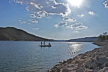 Pesca en el Ebro de siluros y carpas Ceitón fishing holidays off grid cottage rental