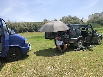 Alec pescando en carpa Ceitón fishing holidays off grid cottage rental